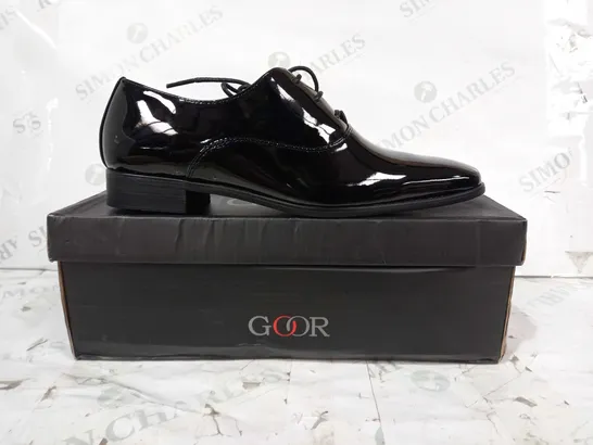 BOXED PAIR OF GOOR LACE UP SHOES IN GLOSSY BLACK SIZE 5