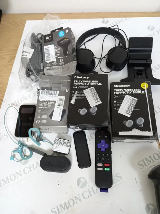 APPRROXIMETELY 8 ASSORTED ELECTRICAL ITEMS INCLUDING, SKULLCANDY WIRELESS EARPHONES, KS HEADPHONES