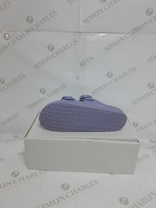 BOXED PAIR OF SKECHERS ARCH FIT FOAMIES SLIDE SANDALS IN LAVENDER SIZE 6