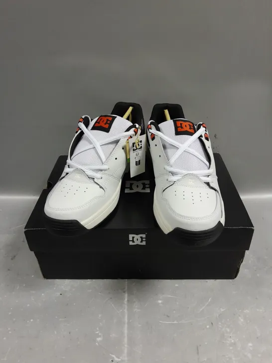 BOXED PAIR OF DC MENS VERSATILE TRAINERS - 8.5