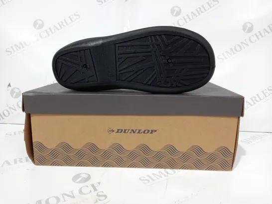 BOXED PAIR OF DUNLOP SLIPPERS IN PURPLE UK SIZE 4