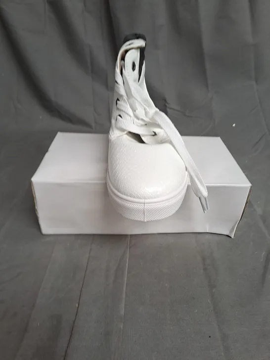 BOXED LOT OF APPROX. 10 PAIRS OF WHITE LACE UP BOOTS 