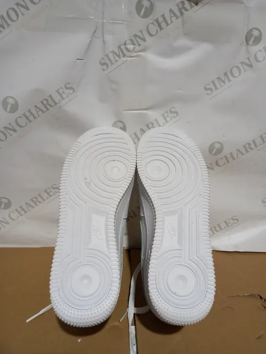 BOXED PAIR OF NIKE AIR FORCE 1 IN WHITE SIZE 6