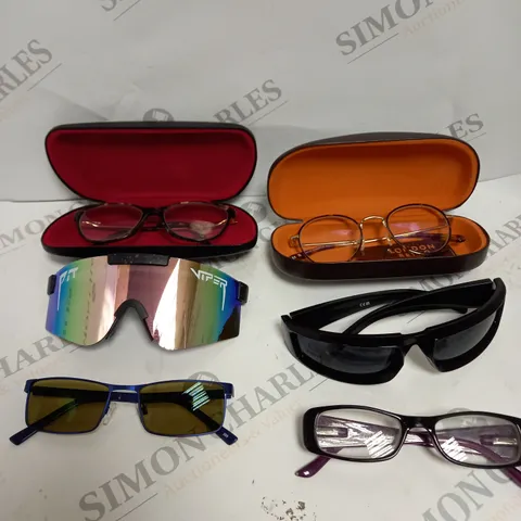 APPROXIMATELY 15 ASSORTED EYE/SUN GLASSES IN VARIOUS STYLES 