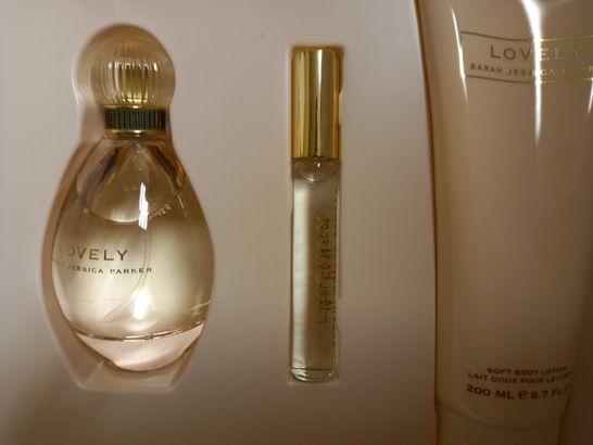 SARAH JESSICA PARKER 'LOVELY' GIFT SET INCL. EDP ROLLERBALL, EDP SPRAY & BODY LOTION