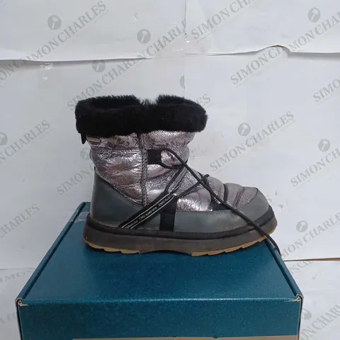 EMU AUSTRAILIA BLURRED MIRROR DARK SILVER BOOTS - SIZE 7