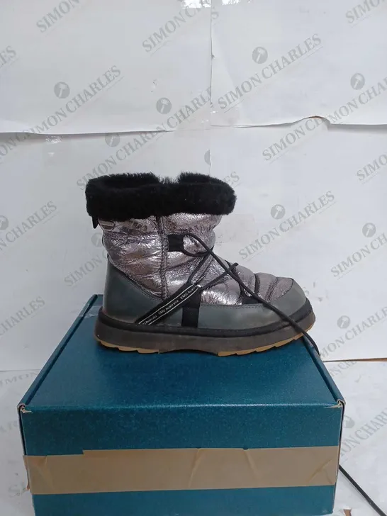 EMU AUSTRAILIA BLURRED MIRROR DARK SILVER BOOTS - SIZE 7