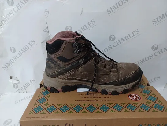 BOXED PAIR OF SKECHERS HIKING BOOTS IN CHOCOLATE - SIZE 8