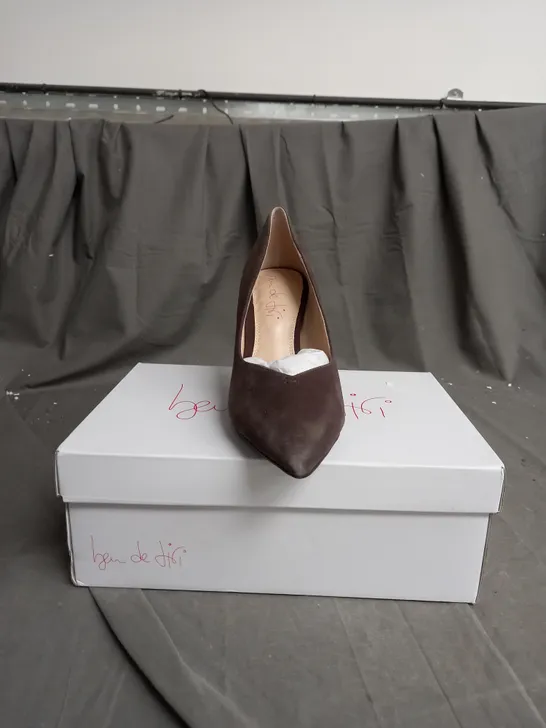 BOXED PAIR OF BDL BROWN STICK HEELS SIZE 9