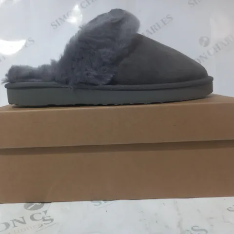 BOXED PAIR OF AUSTRALIA LUXE COLLECTIVE SLIPPERS IN GREY UK SIZE 7
