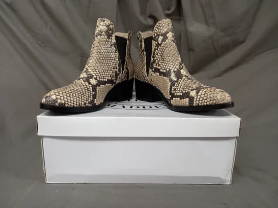 BOXED PAIR OF STEVE MADDEN CADE LEATHER ANKLE BOOTS IN BEIGE EU SIZE 36