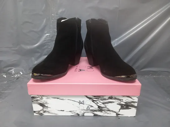 BOXED PAIR OF MODA IN PELLE DANIA SUEDE WESTERN BOOTS IN BLACK SIZE 5