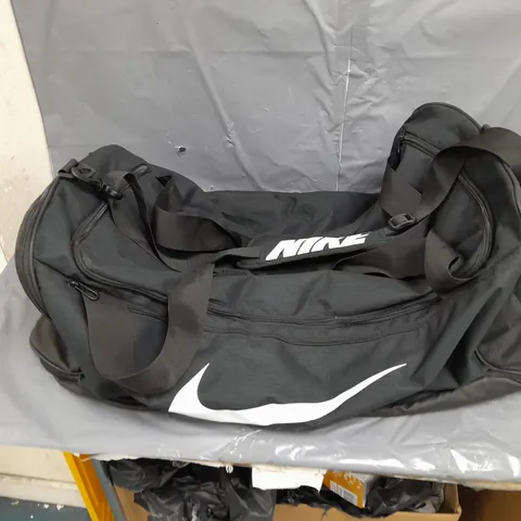 LARGE NIKE DUFFLEBAG IN BLACK 