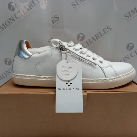 BOXED PAIR OF MAISON DE NIMES LEATHER ZIP SIDE TRAINERS IN WHITE - SIZE 8