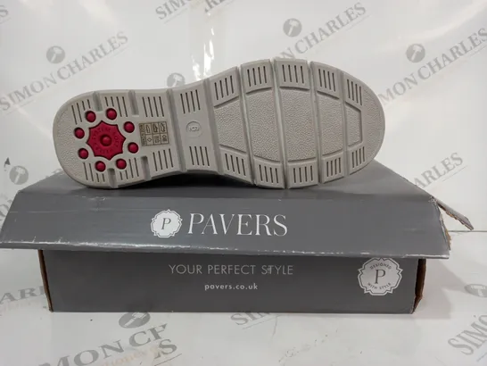 BOXED PAIR OF PAVERS RELIFE SHOES IN WHITE/GREY SIZE 6