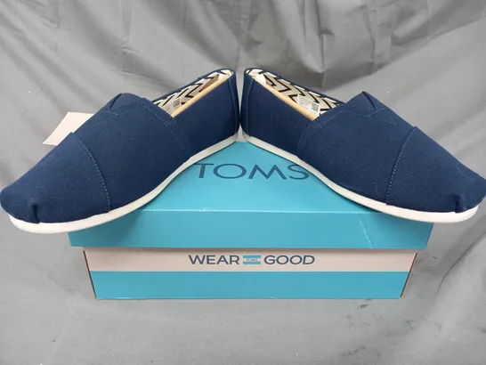 BOXED PAIR OF TOMS ALPARGATA SLIP-ON SHOES IN NAVY UK SIZE 10.5