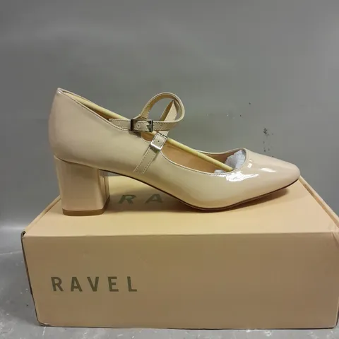 BOXED PAIR OF RAVEL HOWTH BOOTS IN NUDE - 7