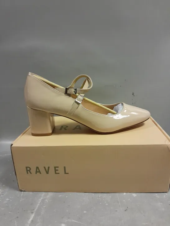 BOXED PAIR OF RAVEL HOWTH BOOTS IN NUDE - 7