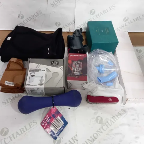 LOT OF APPROX 10 ASSORTED ITEMS TO INCLUDE KNEE PADS, DOOR HANDLE, MUG ETC