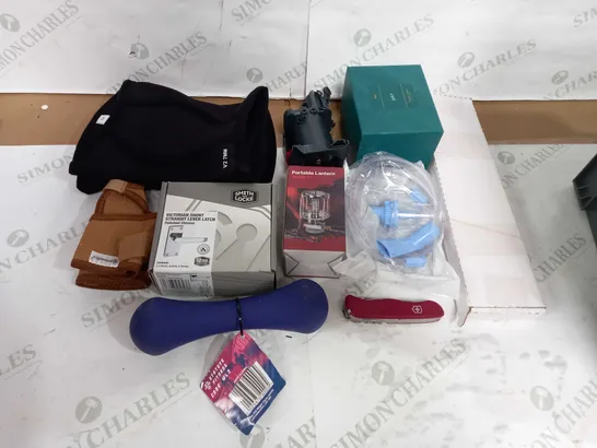 LOT OF APPROX 10 ASSORTED ITEMS TO INCLUDE KNEE PADS, DOOR HANDLE, MUG ETC