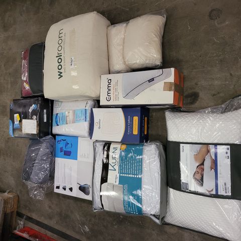 PALLET OF A SIGNIFICANT QUANTITY OF ASSORTED HOME ITEMS TO INCLUDE TEMPUR ORIGINAL COMFORT PILLOW, QOMFOR COCCYX CUSHION AND KURNI MATTRESS TOPPER