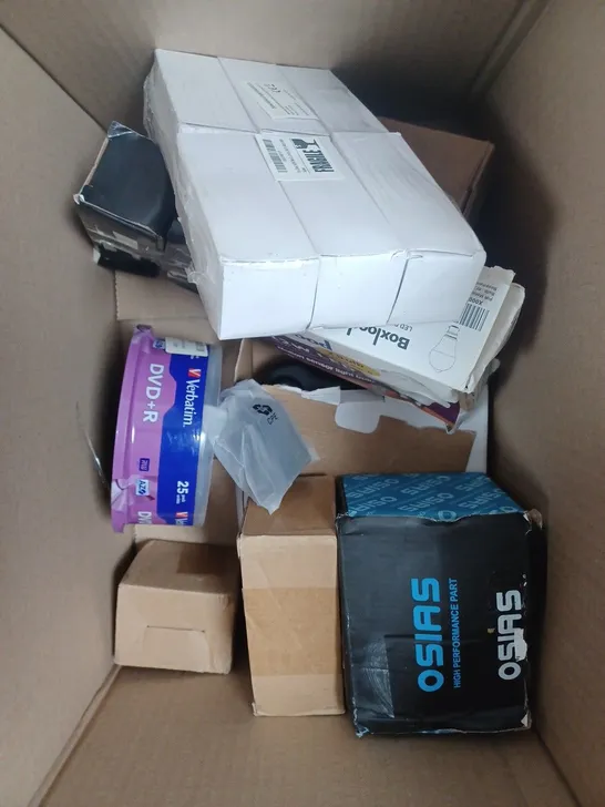 BOXED OF APPROXIMATELY 15 ASSORTED HOUSEHOLD & ELECTRICAL PRODUCTS TO INCLUDE DASH CAM, MINI MICROPHONE, LIGHTBULBS ETC 