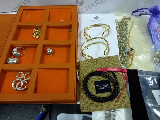 LOT OF ASSORTED JEWELLERY AND WATCH ITEMS TO INCLUDE RAGBAG, LAURA PEARL AND F&F