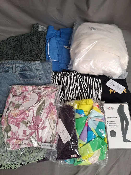 BOX OF APPROXIMATELY 25 ASSORTED CLOTHING ITEMS TO INCLUDE - DRESSES, JEANS, SKIRT ETC