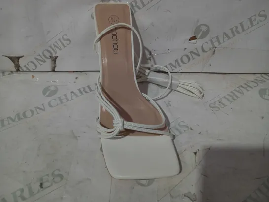 BOXED PAIR OF BOOHOO SQUARE TOE HEELED SANDALS IN WHITE UK SIZE 8