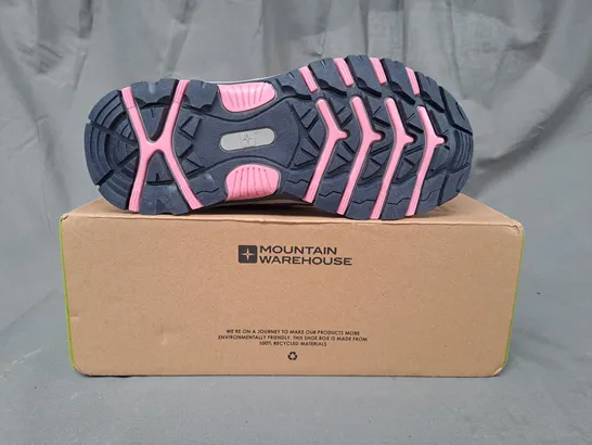 BOXED PAIR OF MOUNTAIN WAREHOUSE STAMPEDE KIDS WATERPROOF WALKING SHOES IN BLACK/BLUE/PINK UK SIZE 3