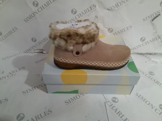 BOXED PAIR OF EARTH ORIGINS ELOISE CLOG SLIPPER , SIZE 6 UK