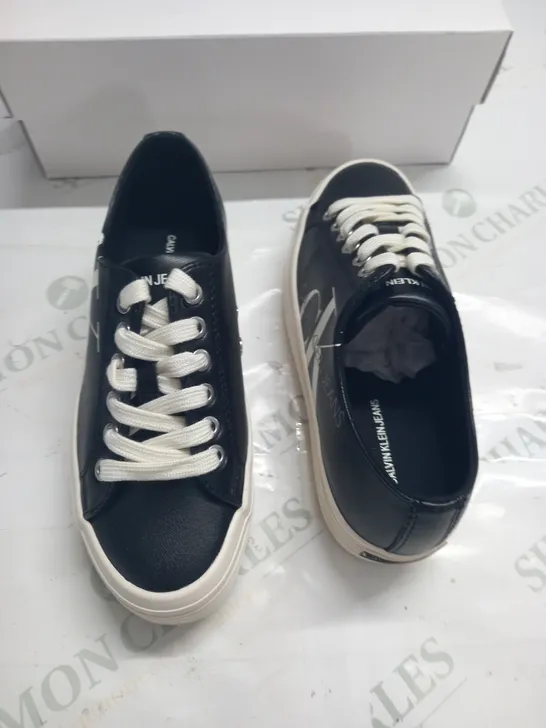 BOXED PAIR OF CALVIN KLEIN JEANS ZESLEY LOW TOP TRAINERS IN BLACK - 2