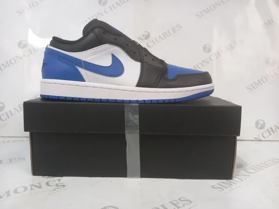 BOXED PAIR OF NIKE AIR JORDAN 1 LOW SHOES IN WHITE/BLUE/BLACK UK SIZE 7