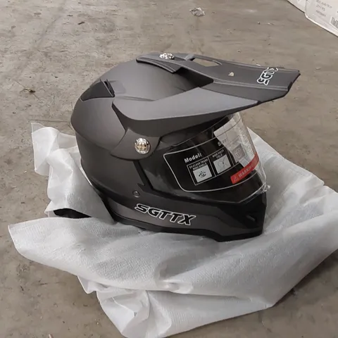 BRAND NEW BOXED MOTORCYCLE SAFETY HELMET - SIZE MEDIUM (1 BOX)