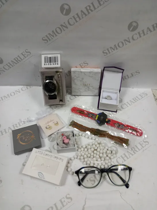 BOX OF APPROXIMATELY 20 ASSORTED JEWELLERY ITEMS & GLASSES TO INCLUDE RINGS, WATCHES, NECKLACES ETC 