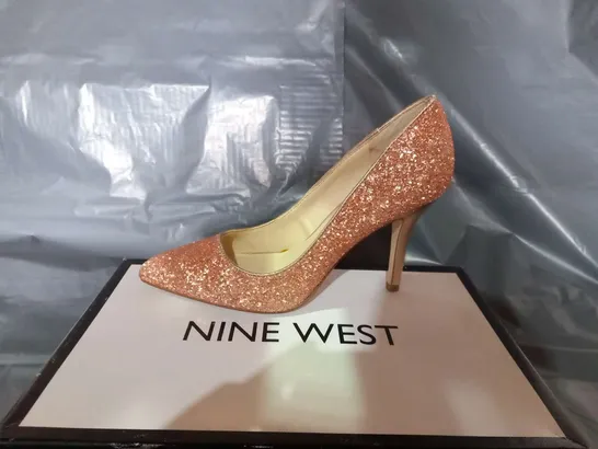 BOXED NINE WEST PALE PINK FLAGSHIP GLITTER LADIES SHOES SIZE 4