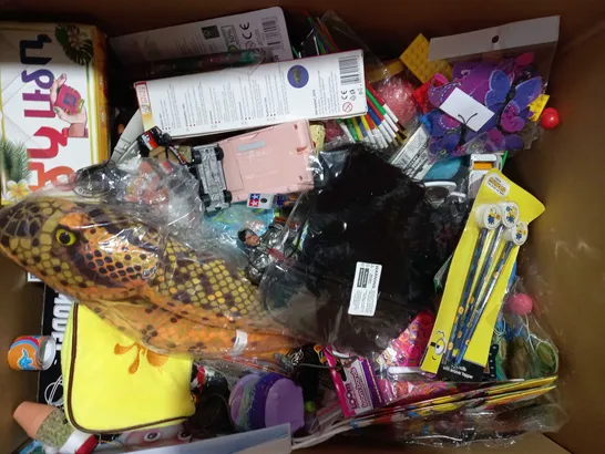 BOX OF APPROXIMATELY 20 ASSORTED TOYS AND GAMES TO INCLUDE PLAY-DOH, CHUNKY COLOURING PENCILS, TETRIS KEYRING ARCADE, ETC