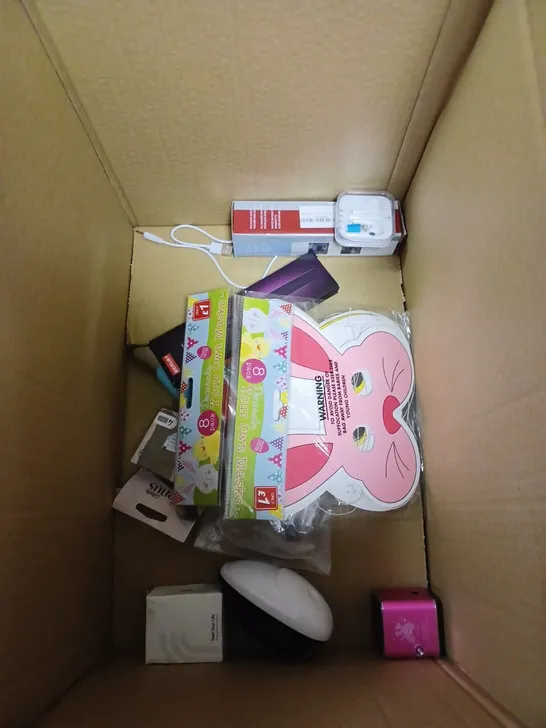 BOX OF APPROXIMATELY 5 ASSORTED ITEMS TO INCLUDE EARPHONES, PORTABLE RADIO, CHRISTMAS LIGHT ETC