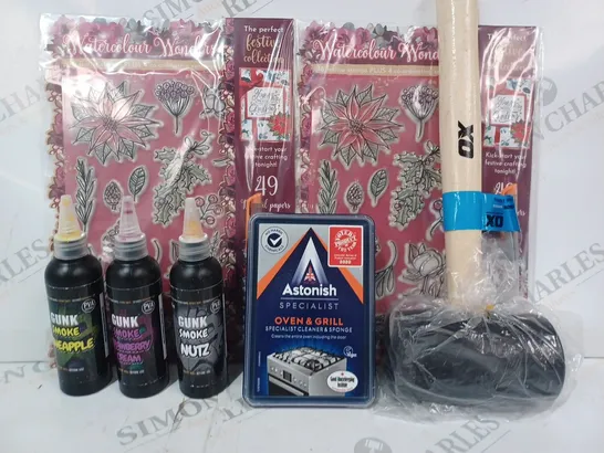 APPROXIMATELY 10 ASSORTED HOUSEHOLD ITEMS TO INCLUDE OX MALLET, ASTONISH OVEN & GRILL SPECIALIST CLEANER & SPONGE, ETC