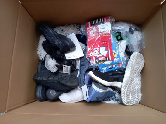 BOX OF APPROX 8 ASSORTED ITEMS TO INCLUDE - WICKED MICROJET BOOMERANG PLANE - NOZZEL FOR HOSE - SKETCHERS RUNNNG SHOES IN BLUE ECT