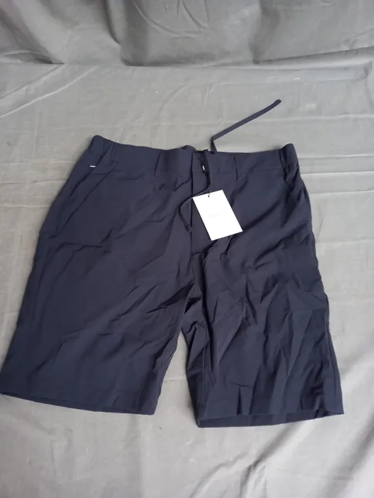 ARNE TECHNICAL TAILORED SHORT IN NAVY SIZE M