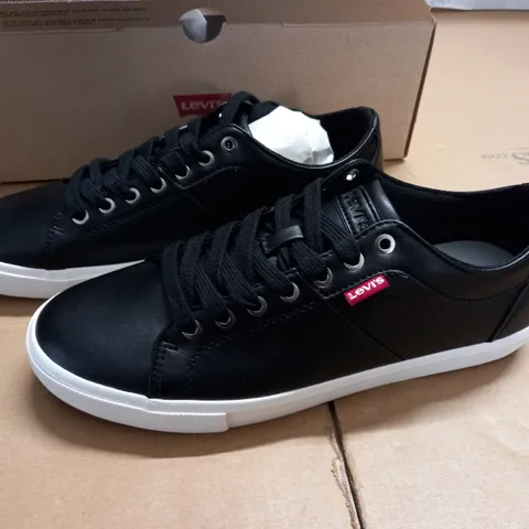 BOXED BRAND NEW LEVIS WOODWARD TRAINERS IN BLACK - UK 8