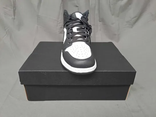 BOXED PAIR OF NIKE AIR JORDAN 1 MID SHOES IN BLACK/WHITE UK SIZE 5