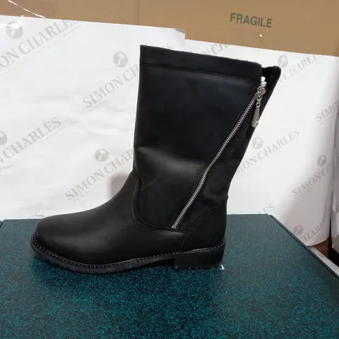 BOXED PAIR OF LEATHER BLACK BOOTS - SIZE 7