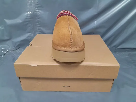 BOXED PAIR OF UGG DAKOTA SHOES IN CHESTNUT UK SIZE 6