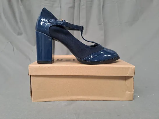 BOXED PAIR OF BELLUCCI POINTED TOE HIGH BLOCK HEELS IN NAVY EU SIZE 36