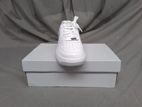 BOXED PAIR OF NIKE AIR FORCE 1 IN WHITE/SMOKE GREY SIZE 7.5