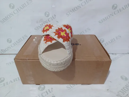 BOXED PAIR OF SIMPLY BE OPEN TOE KNIT SANDALS IN BEIGE W. FLORAL STYLE PATTER UK SIZE 8