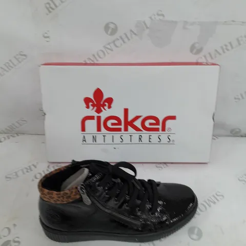 BOXED PAIR OF RIEKER HI TOP CUFF TRAINERS IN BLACK UK SIZE 6.5