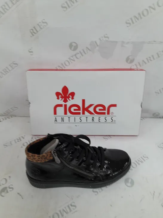 BOXED PAIR OF RIEKER HI TOP CUFF TRAINERS IN BLACK UK SIZE 6.5